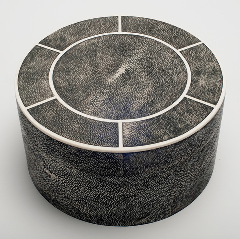H9-01_circular_jewellery_box_in_shagreen_and_bone__large_1_main