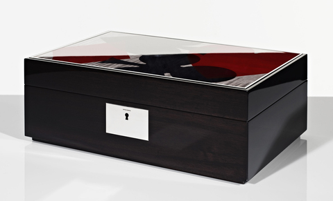 Poker_box_closed__white_background_main