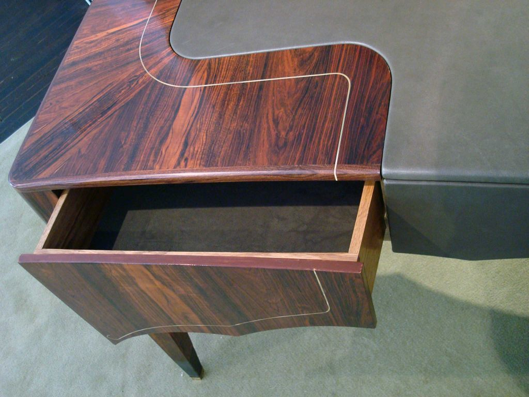 Bespoke Global Product Detail Skirt Desk bespoke-global-product-detail-skirt-desk